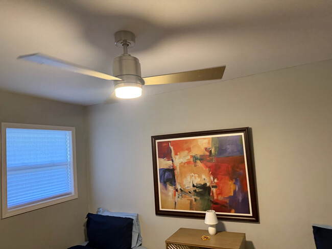 Building Photo - Room in House on Edgewater Dr SW