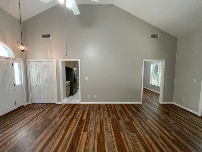 Building Photo - Charming, updated 3br house w/ separate ga...