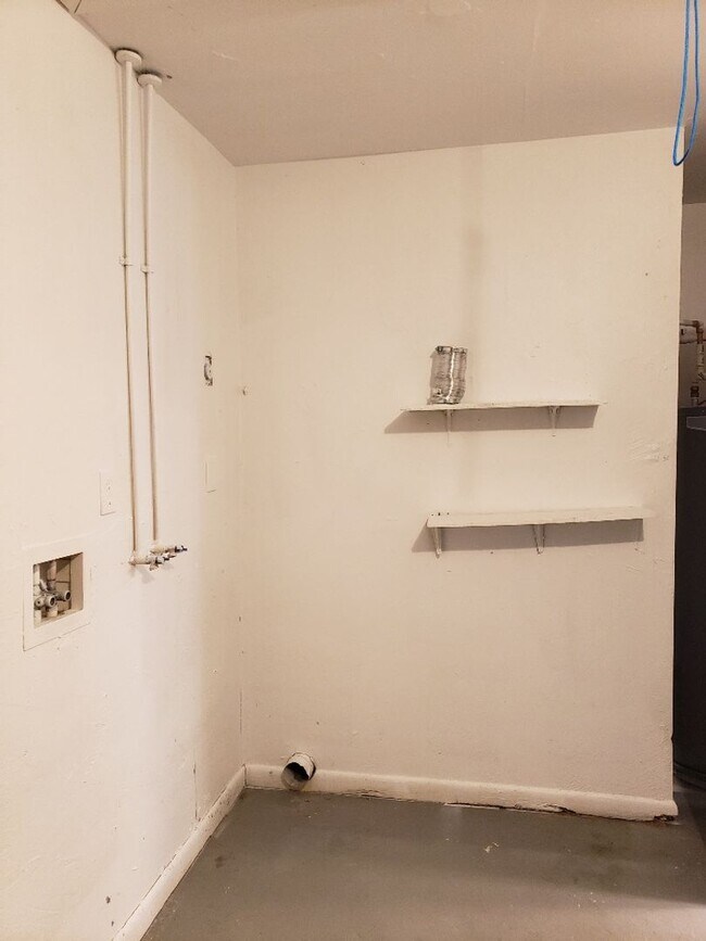 Building Photo - Location Location Location of this nice 3 ...