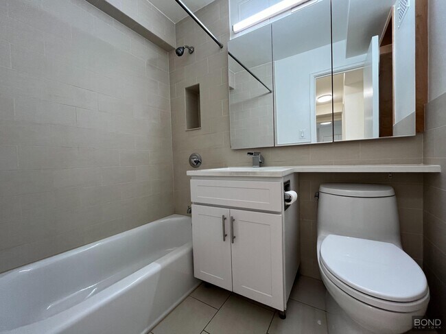 Building Photo - 420 E 79th St