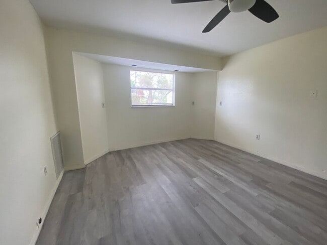 Building Photo - 3568 Middletown St