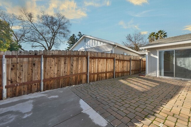 Building Photo - 7936 Sunrise Greens Dr