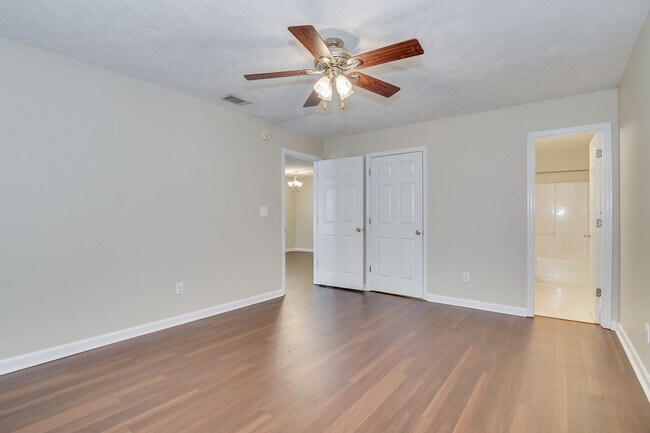Building Photo - End Unit Townhome Evans