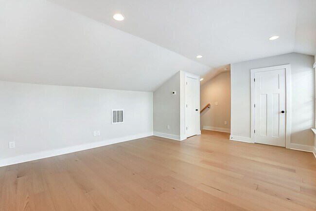 Building Photo - NEW TOWNHOME W/ ROOFTOP TERRACE @ 5West Te...