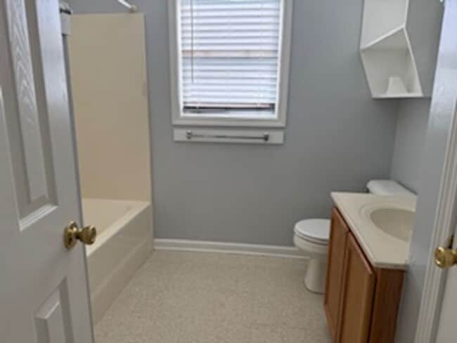 Building Photo - 245 Lakewood Dr