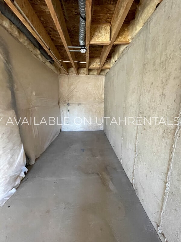Building Photo - 1605 W Charmer Ln