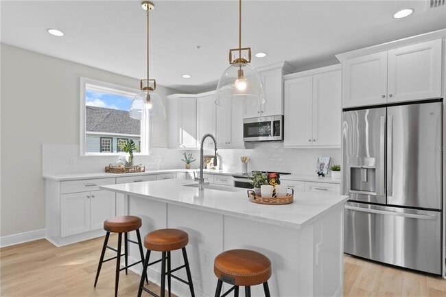 Building Photo - 208 W Frances Ave