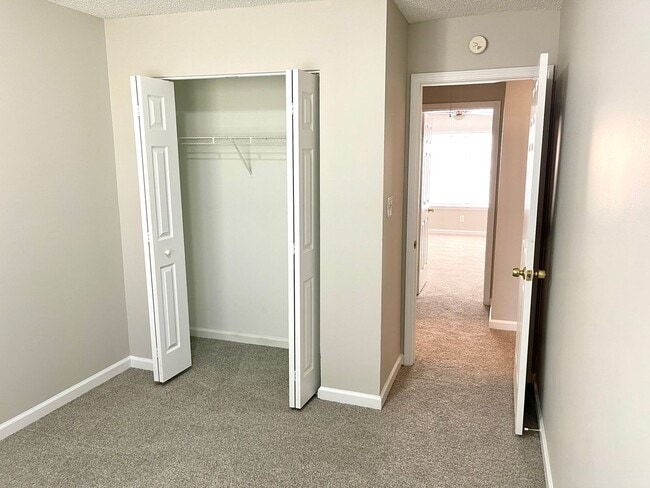 Building Photo - 6688 Sunset Hills Blvd