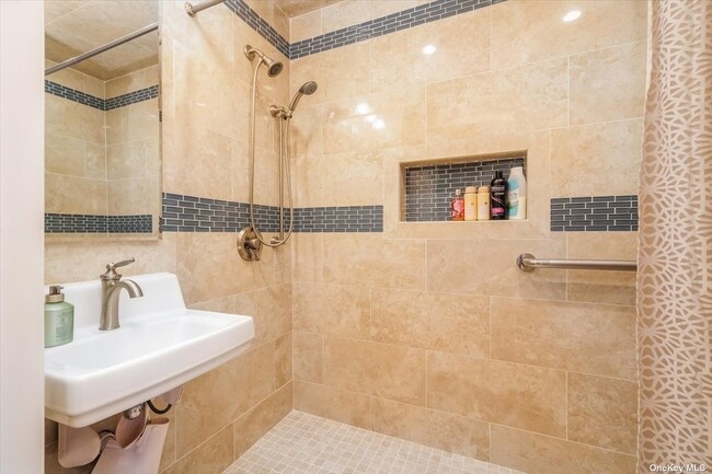 Building Photo - 44 Frazer Dr