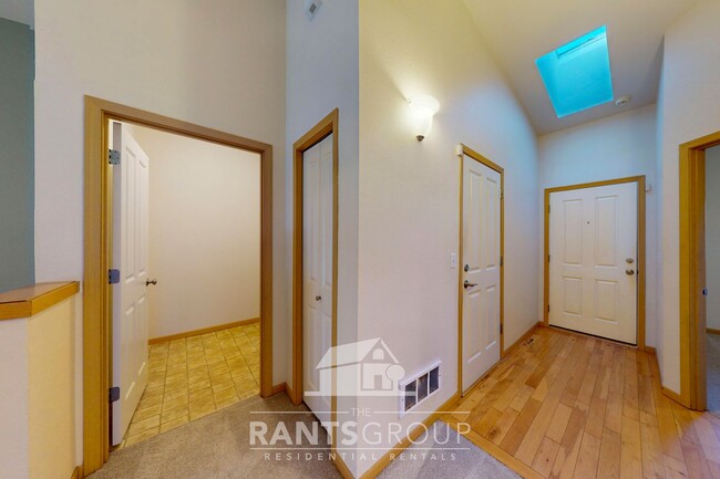 Building Photo - Beautiful Townhouse in Lacey