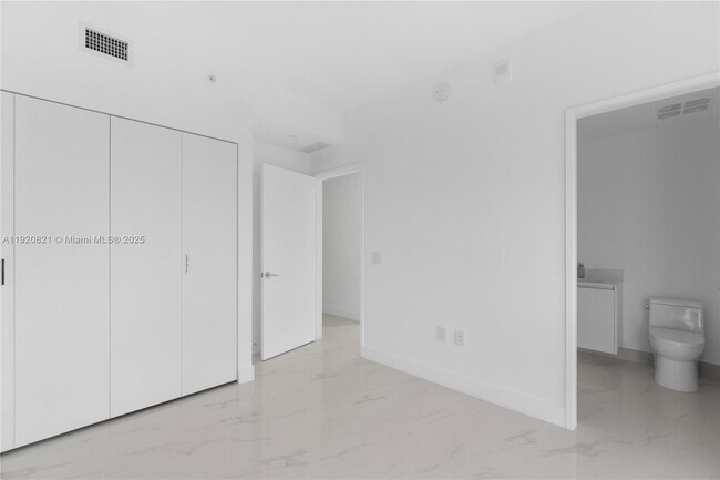 Building Photo - 700 NE 24th St