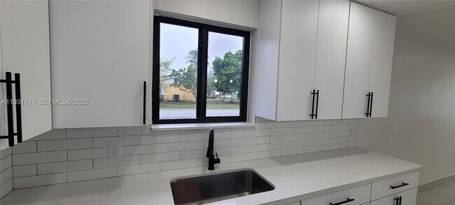 Building Photo - 800 Jann Ave