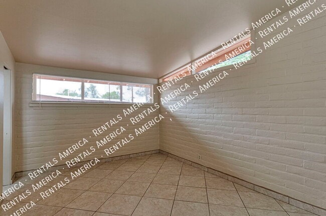 Building Photo - 7002 E Kirkland Dr