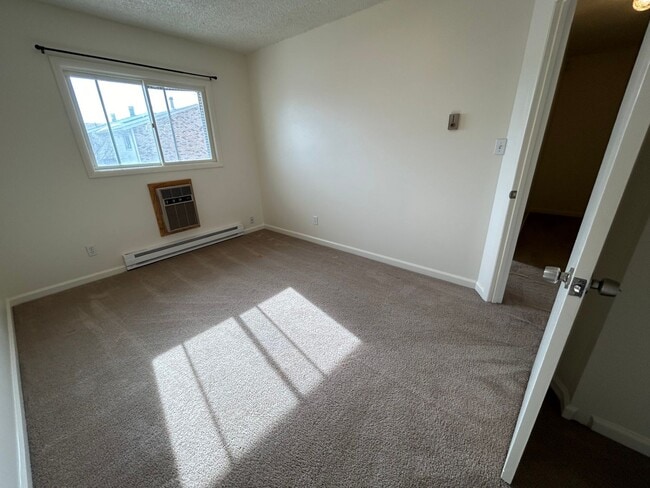 Building Photo - 3 Bed 1.5 Bath Townhome In Excellent Neighborhood