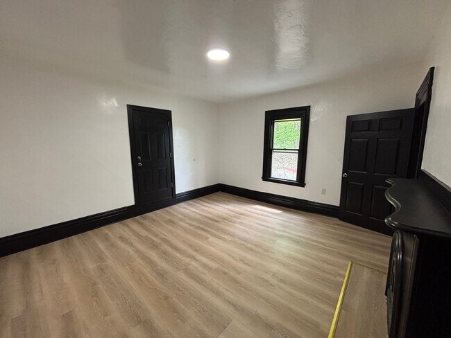 Building Photo - Beautiful 3 Bedroom, 2 Bathroom Home with Private Drive and Large Yard!