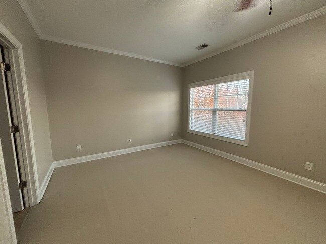 Building Photo - AVAILABLE NOW! End-Unit Townhouse in Pennington Square