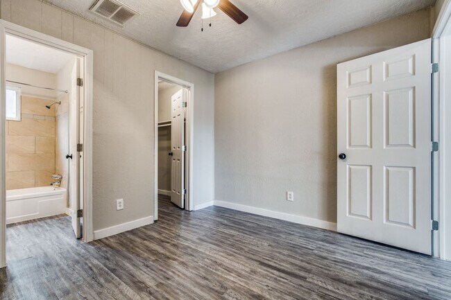 Building Photo - 4820 Oak Ave