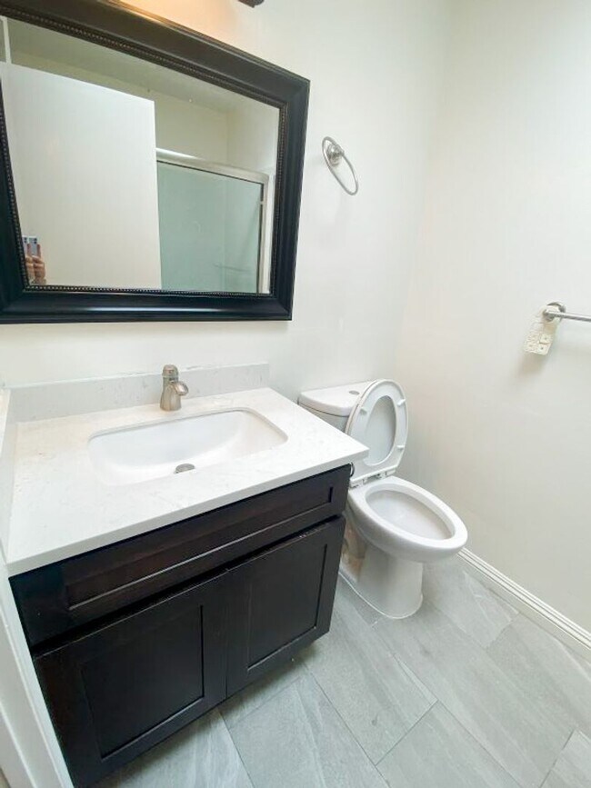 Building Photo - Welcome to this charming 3 bedroom, 2 bath...