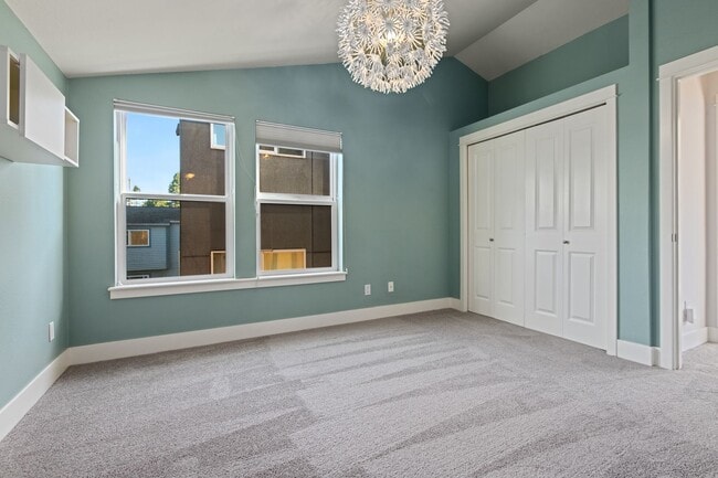 Building Photo - 3Bd/2.5Ba Seattle Townhouse