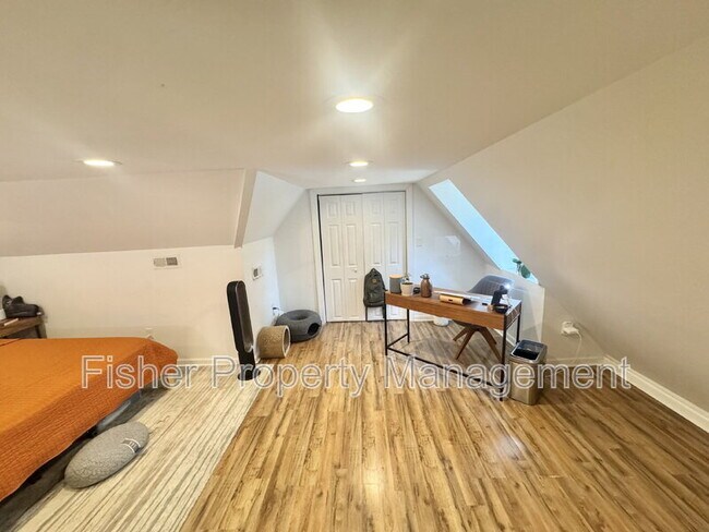 Building Photo - 2205 Fenton St