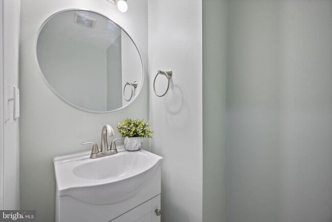 Building Photo - 328 S Macon St.