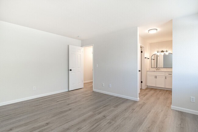 Building Photo - Newly remodeled upstairs condo in gated co...