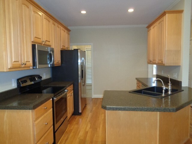 Building Photo - 2406 Adelaide Dr