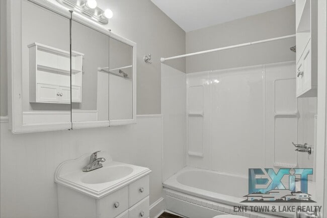 Building Photo - 2 Bedroom & 1 Bathroom Home