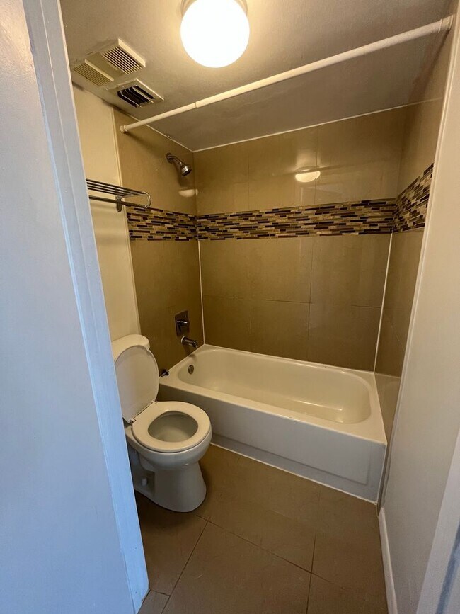 Building Photo - ONE BEDROOM ONE BATHROOM !! WATERFRONT COM...