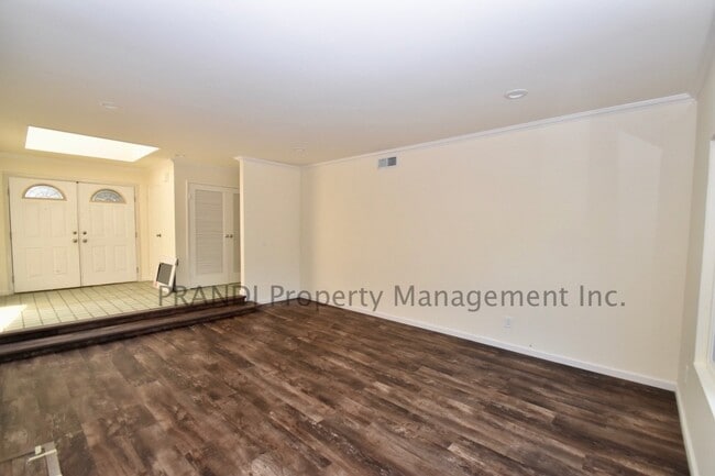 Building Photo - Beautifully Remodeled, 4 Bedroom/2 Bathroo...