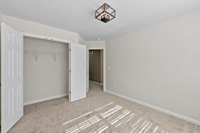 Building Photo - Embrace Elegant Living in Gainesville!