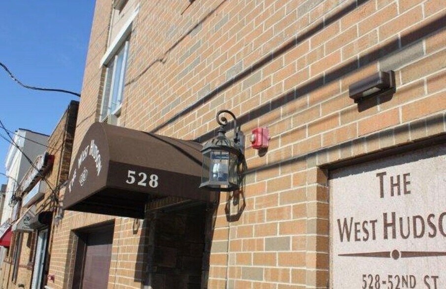 Building Photo - 528 52nd St