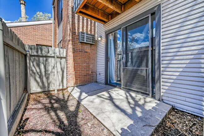 Building Photo - $1,195 - 1 Bed, 1 Bath Condo in Denver wit...