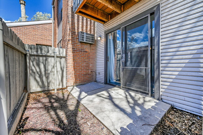 Building Photo - $1,300 - 1 Bed, 1 Bath Condo in Denver wit...
