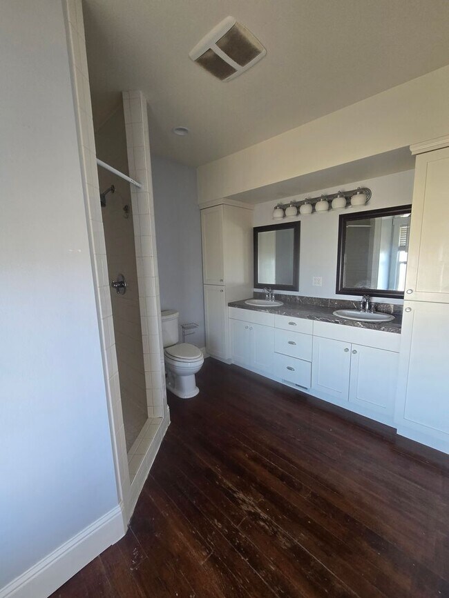 Building Photo - Spacious 5 Bedroom Home in Burlington - Available for Rent