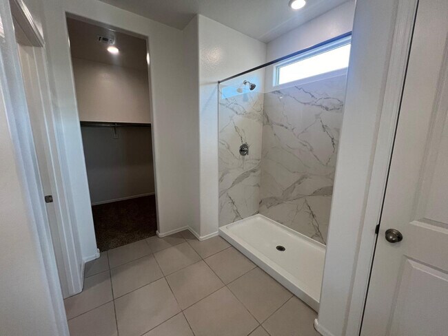 Building Photo - 15645 W Desert Hollow Dr