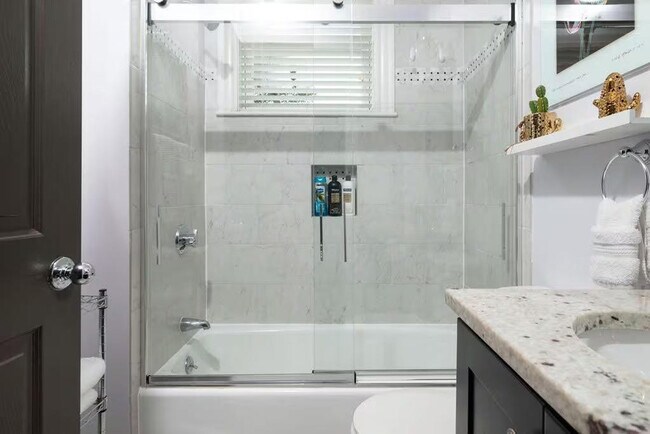 Building Photo - 810 Broadway-SI ID1511377P