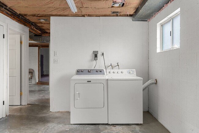 Building Photo - 400 Casad Ave