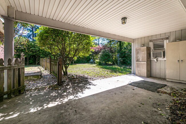 Building Photo - Beautiful rental full of character and charm located in The Avenues of Cayce! Close to USC!
