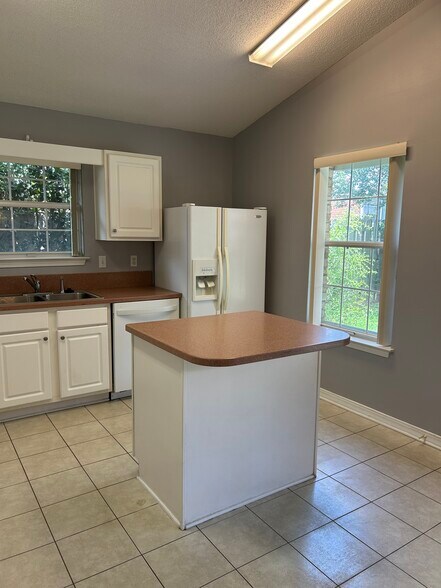 Building Photo - 4639 Sunsail Cir
