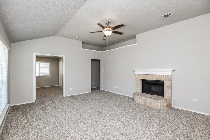 Building Photo - 1121 Sandalwood Dr