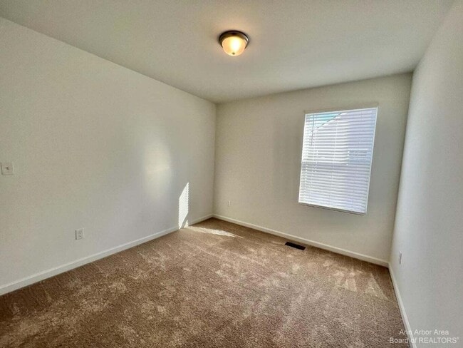 Building Photo - 10284 Swan Lake Cir