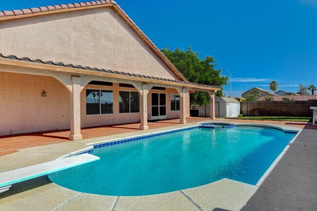 Building Photo - Beautiful Ranch Style Single Story w/Pool & View of the Las Vegas Strip