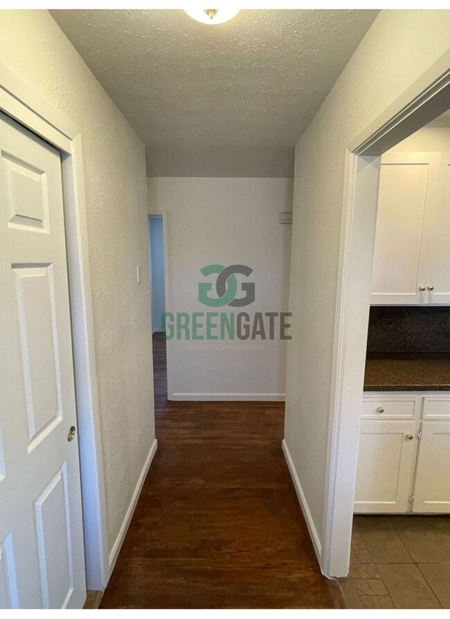 Building Photo - BEAUTIFUL 3 BEDROOM 2 BATH HOME MOVE IN RE...