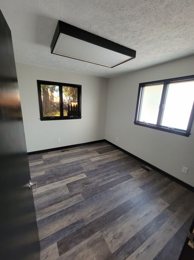 Building Photo - Newly renovated 2 Bed 1 Bath, PETS WELCOME...