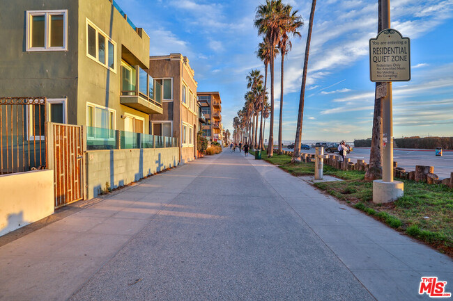 Building Photo - 2207 Ocean Front Walk