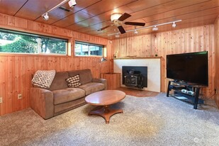 Building Photo - 10409 NE 130th St