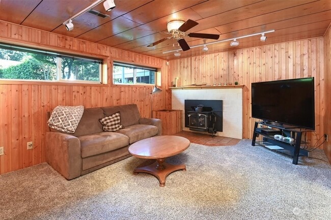 Building Photo - 10409 NE 130th St