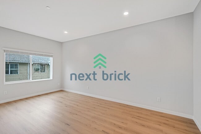 Building Photo - 3 BED & 2.5 BATH TOWNHOUSE FOR RENT