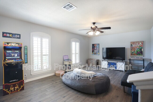 Building Photo - 611 Oxalis